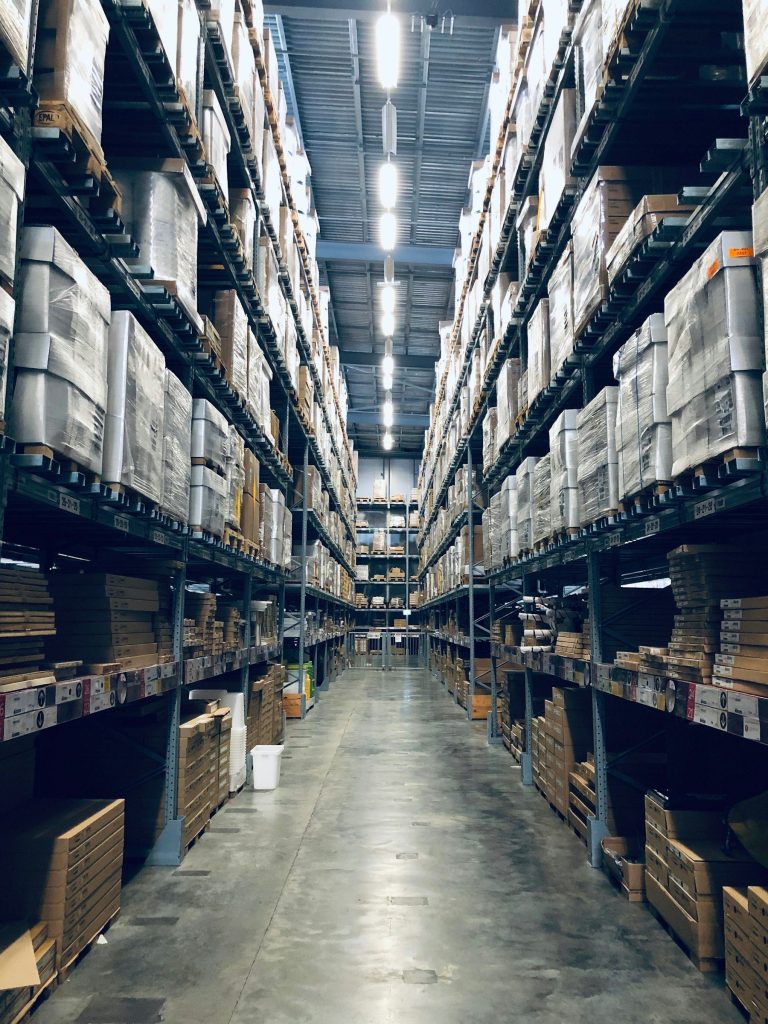 Magazijn met stellingen, logistiek en orders