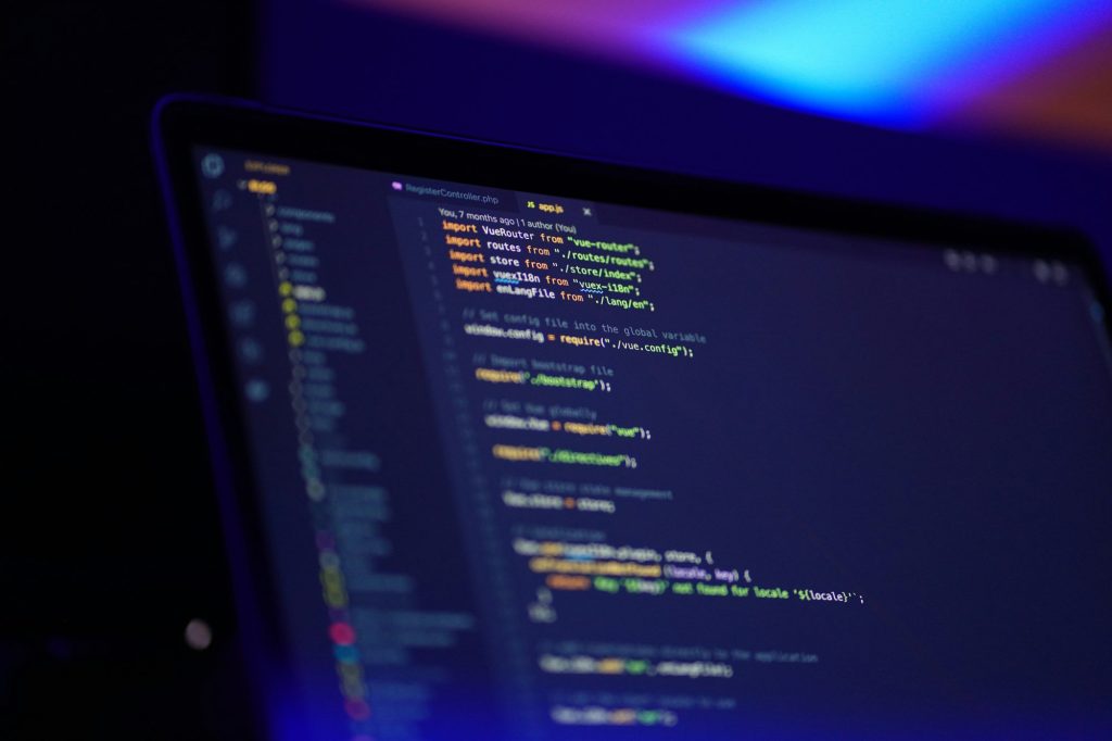 Code in een editor op een laptopscherm